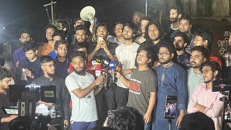 আওয়ামী লীগকে নিষিদ্ধের দাবিতে মধ্যরাতে ঢাবিতে বিক্ষোভ